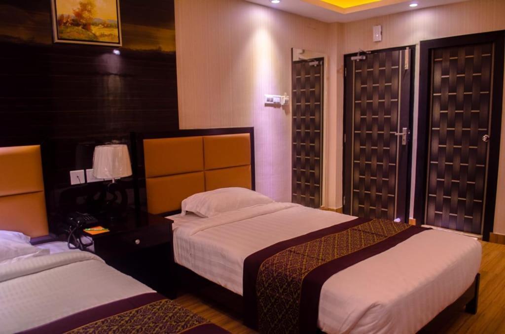 Hotel Comfotel Колката Екстериор снимка