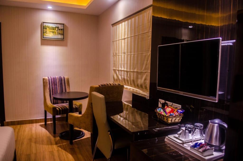 Hotel Comfotel Колката Екстериор снимка