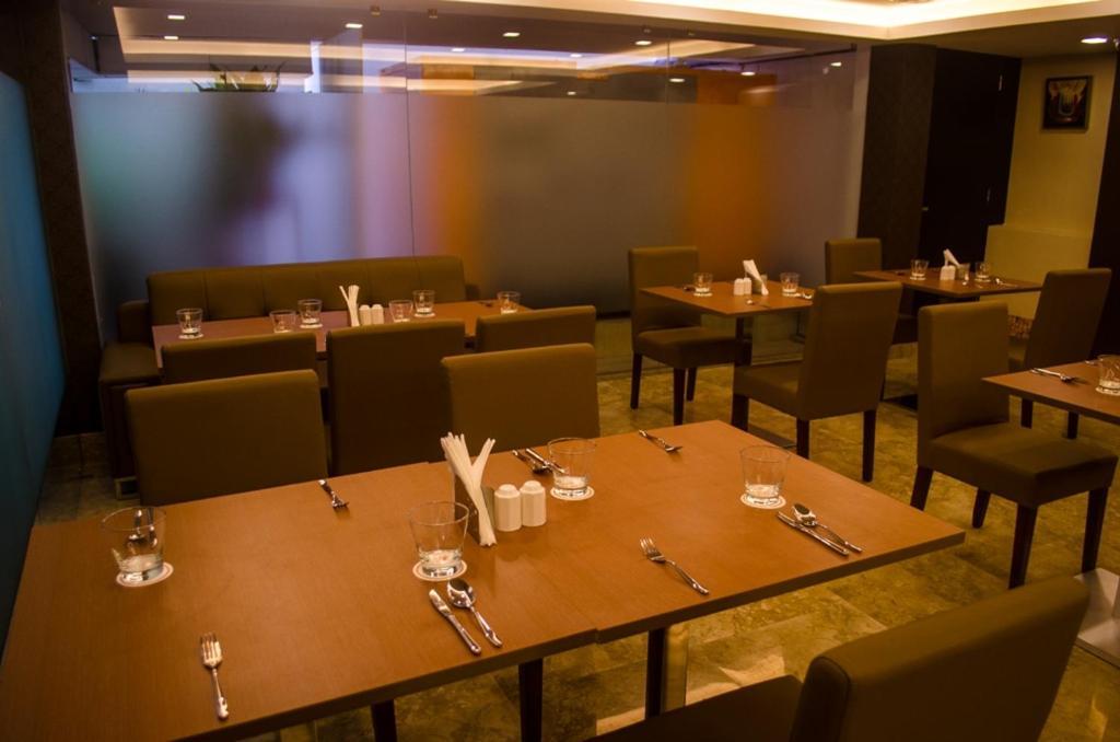 Hotel Comfotel Колката Екстериор снимка