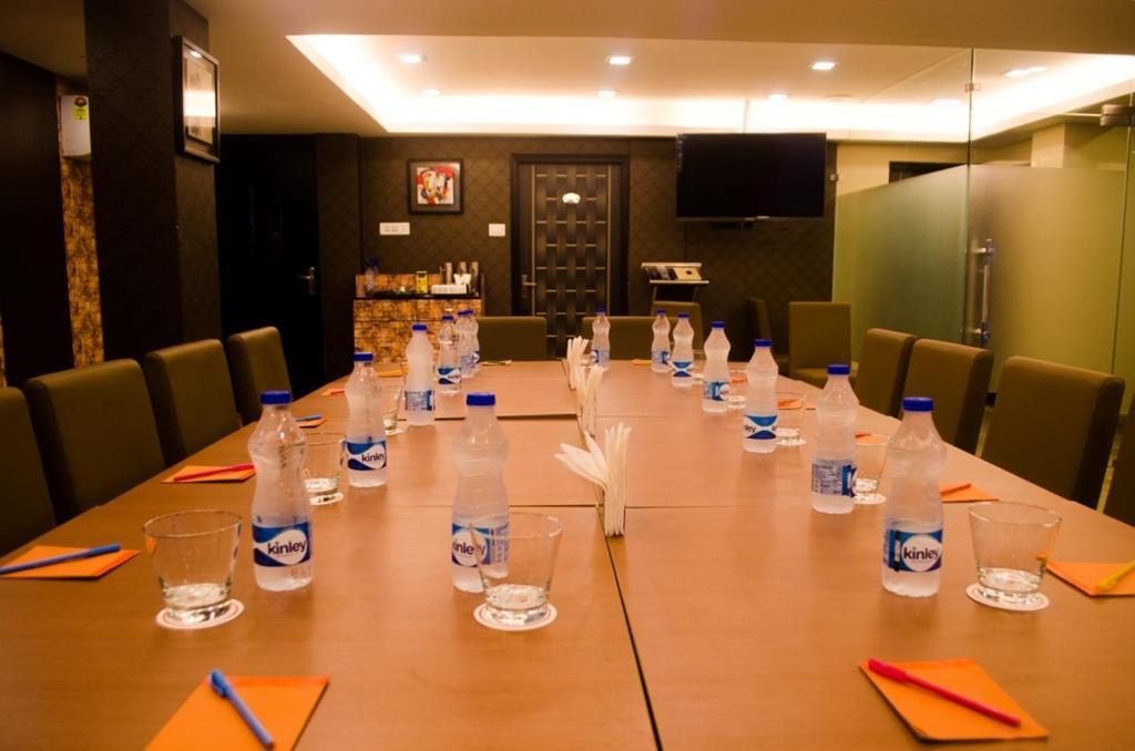 Hotel Comfotel Колката Екстериор снимка
