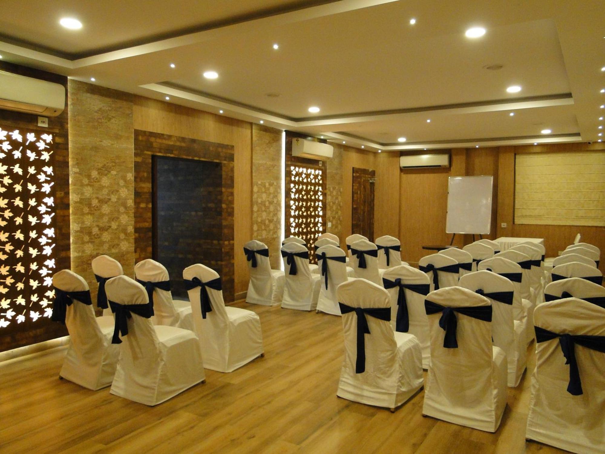 Hotel Comfotel Колката Екстериор снимка